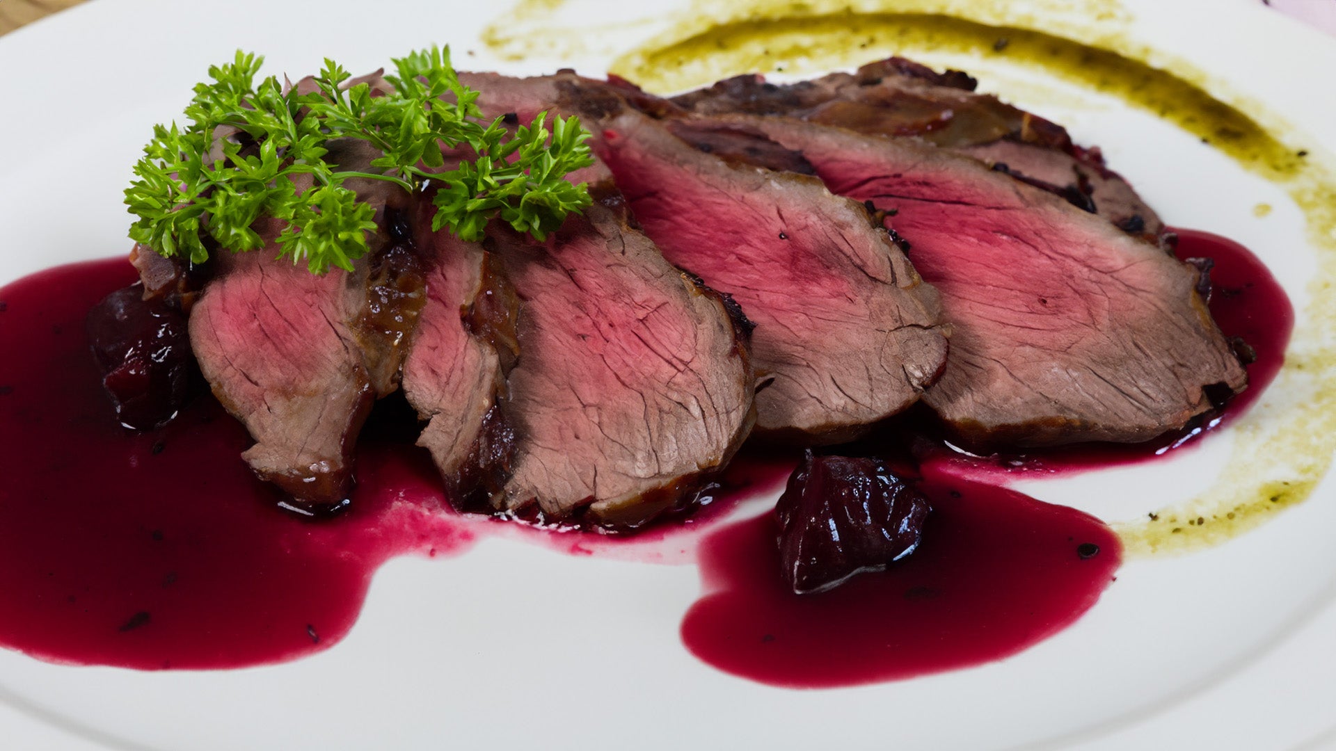 Magret de pato con salsa de ciruelas y vino tinto