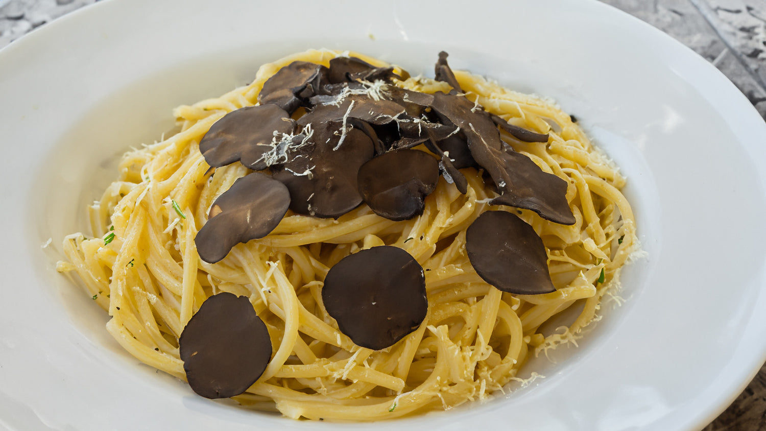 Pasta con salsa de trufa y setas silvestres