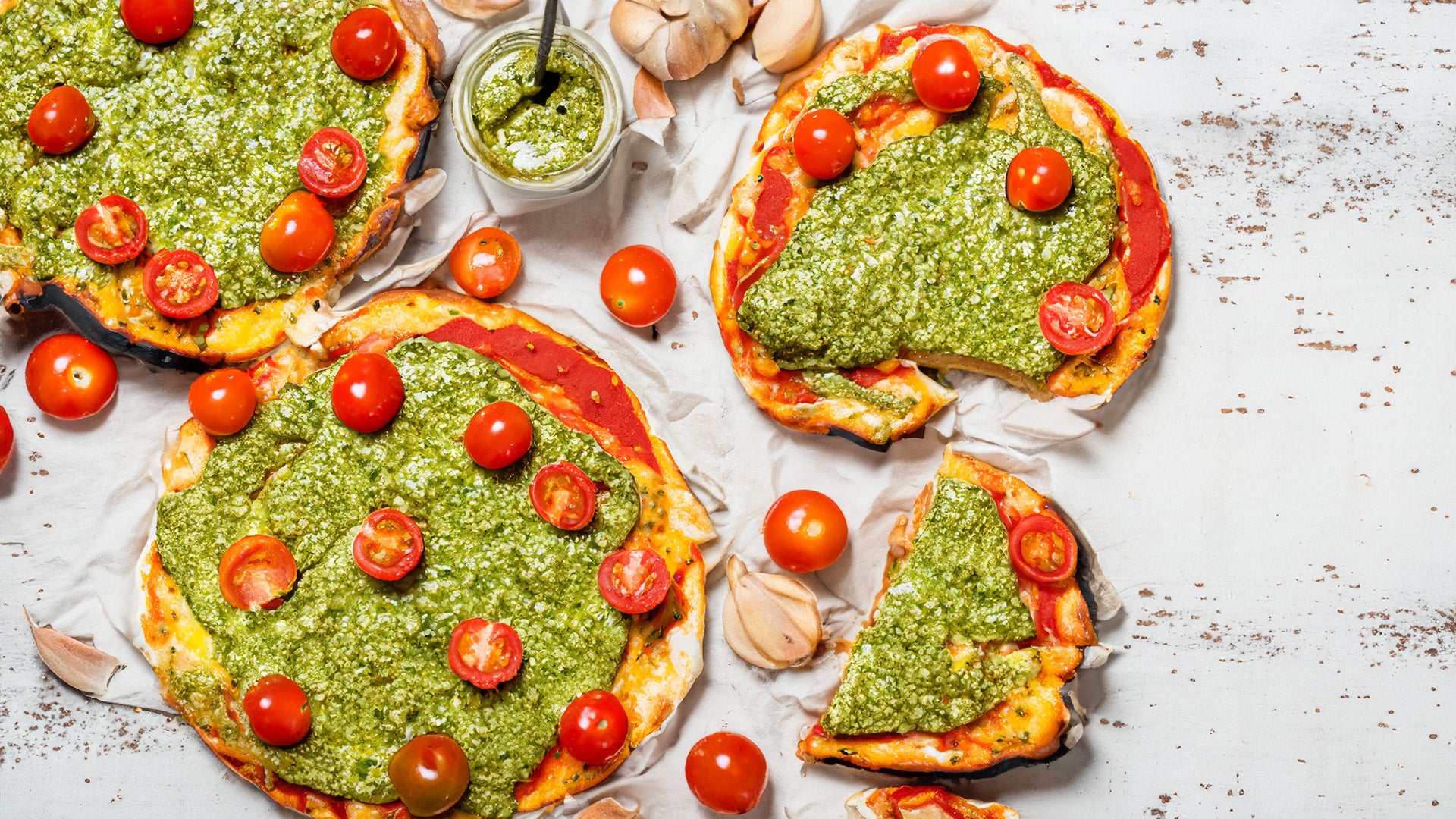 Pizzas de pan de huevo con pesto y tomate cherry