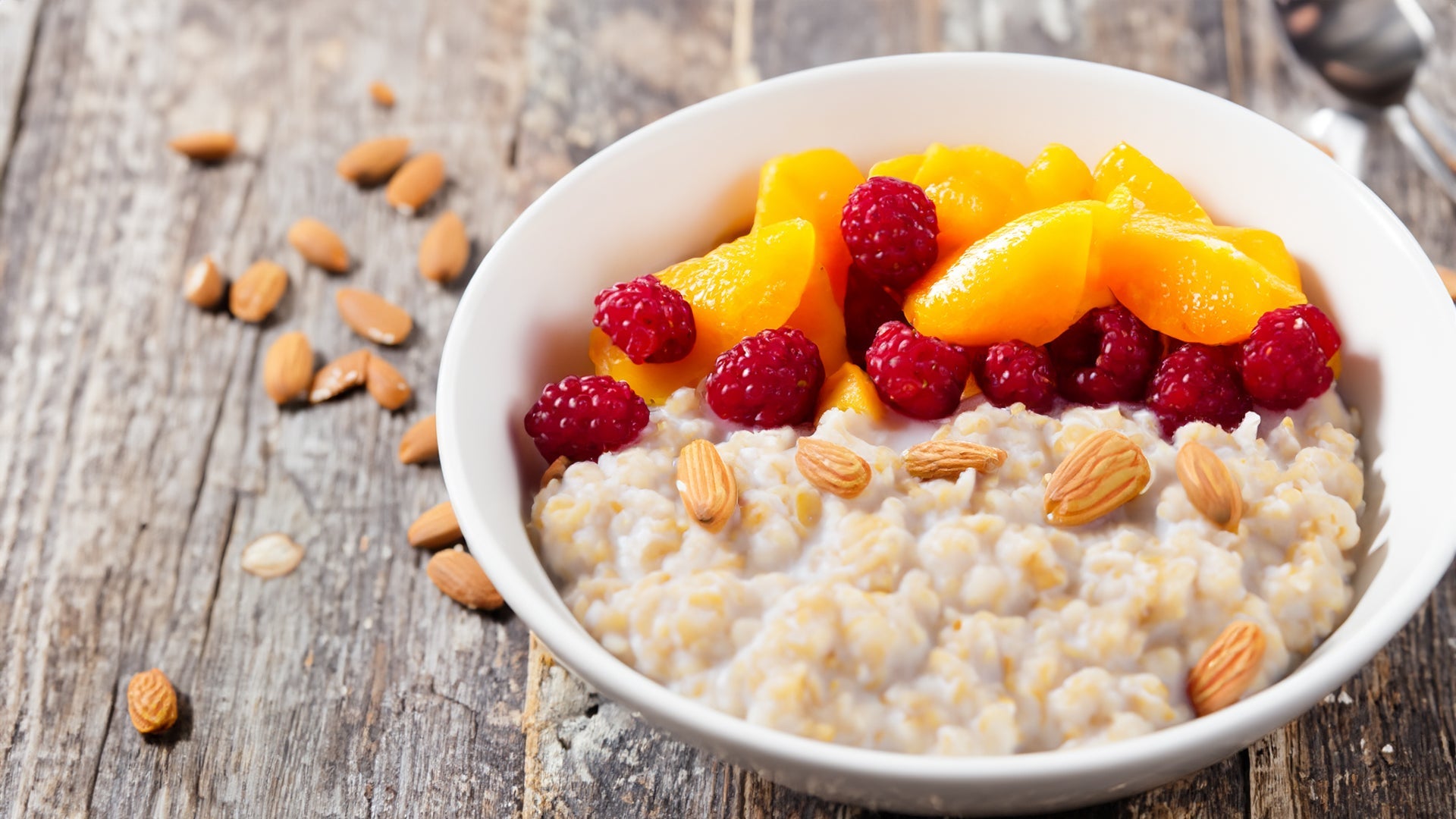 Porridge de avena con frutas y almendras