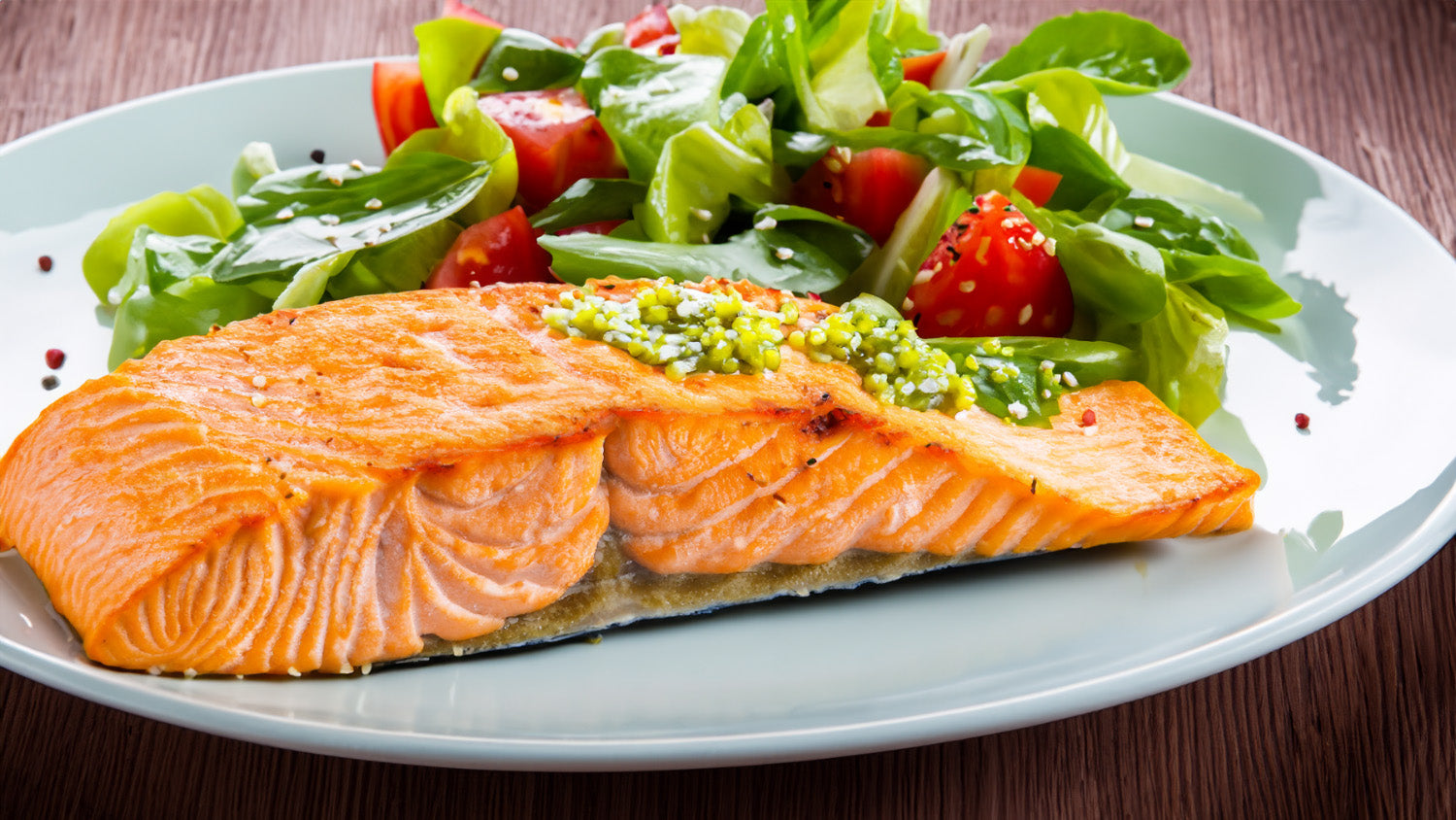 Salmón al Vapor con Ensalada de Quinoa y Vinagreta de Ajo