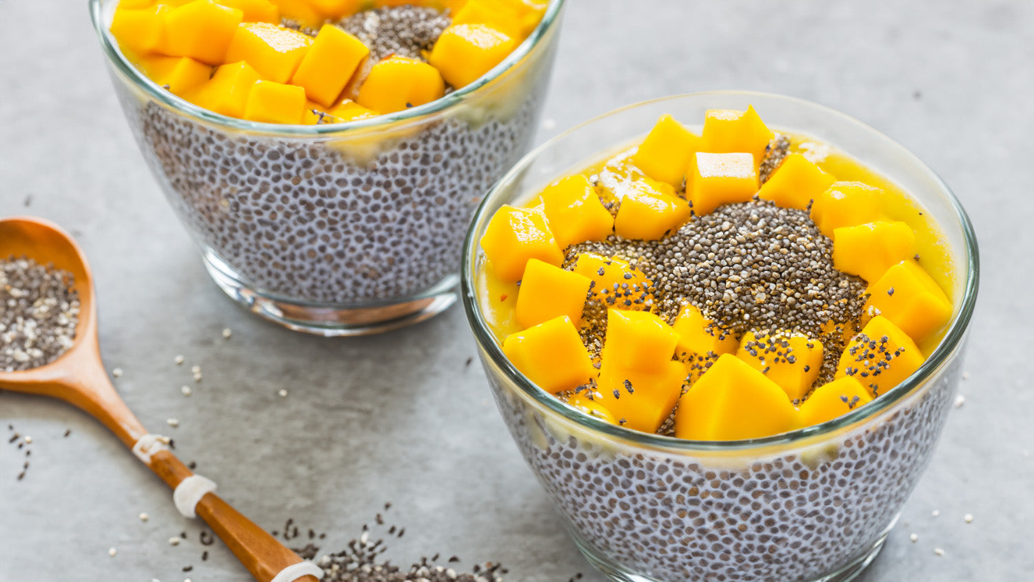Smoothie Bowl de Mango y Chía con Topping de Semillas Tostadas