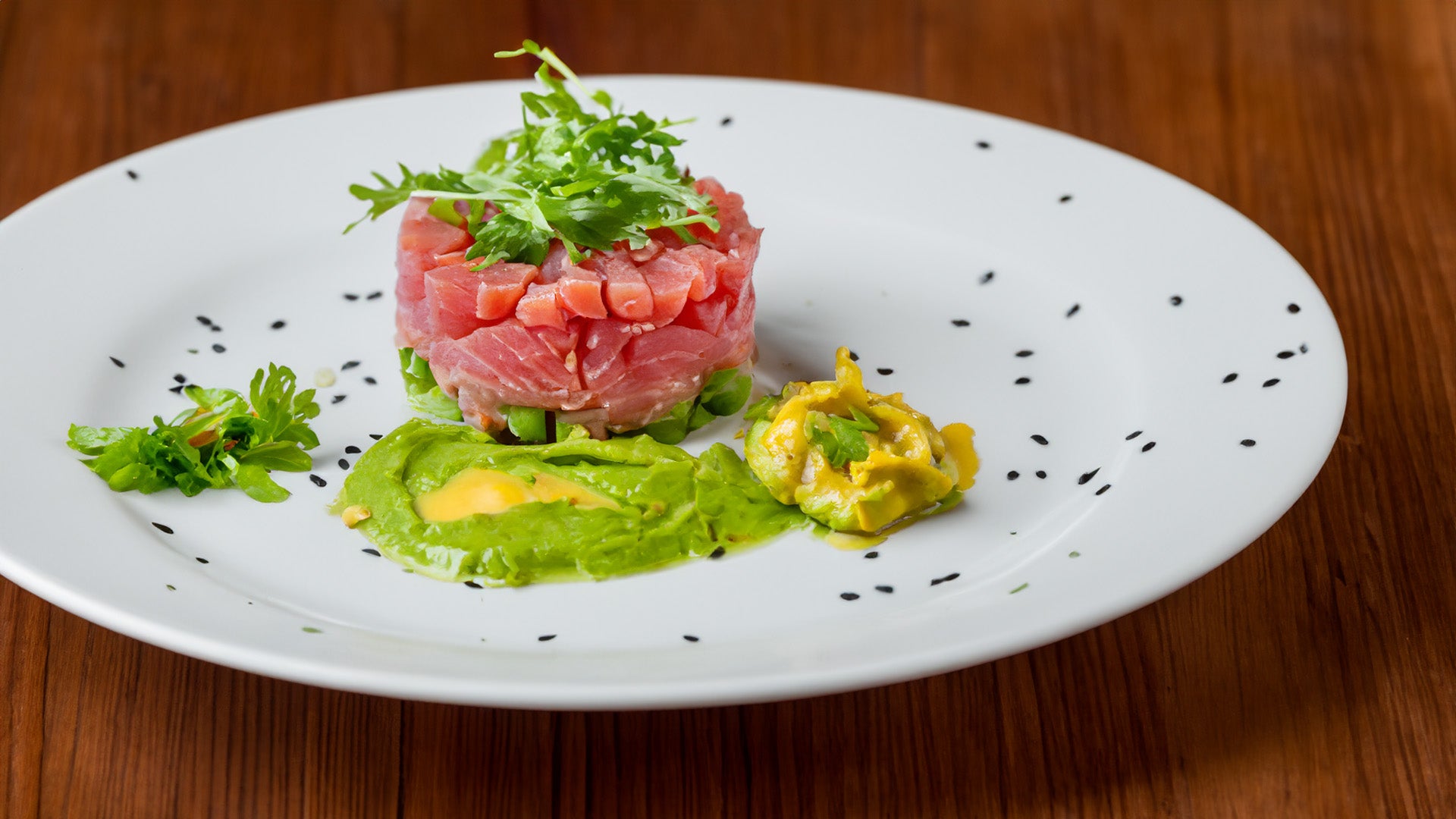 Tartar de atún con salsa de soja y aguacate