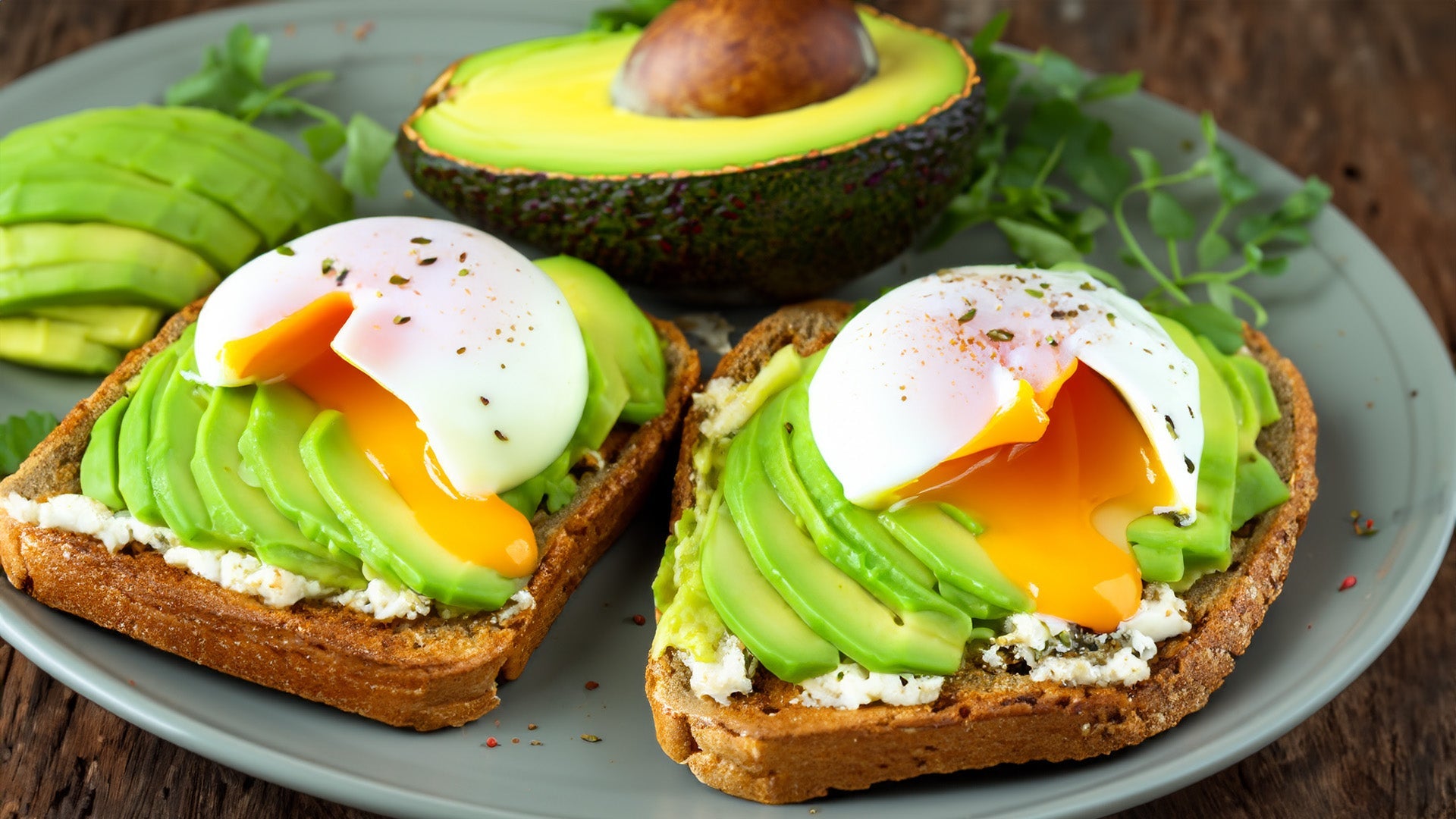 Tostadas integrales con aguacate y huevo pochado