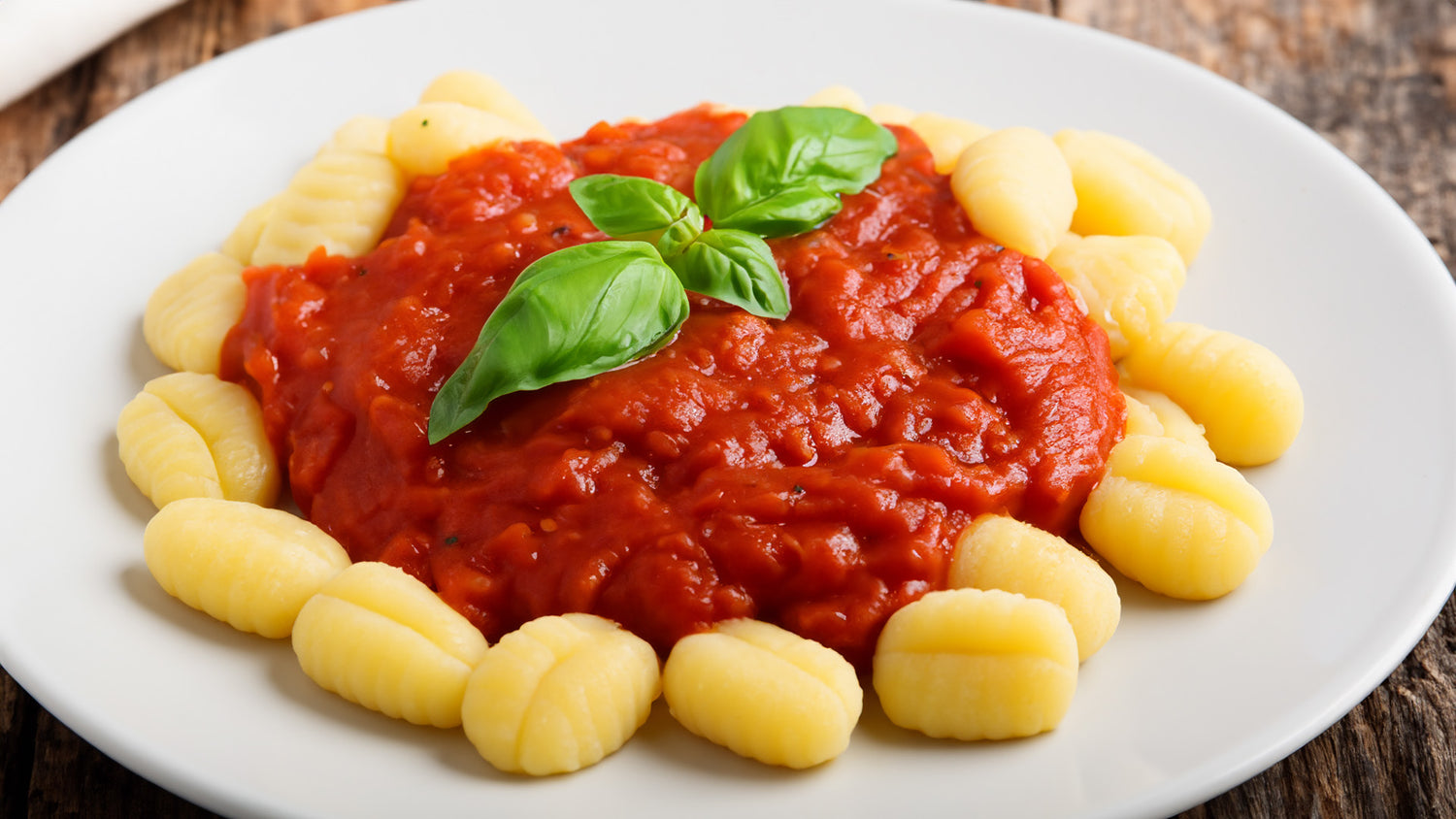 Ñoquis caseros con salsa de tomate y albahaca