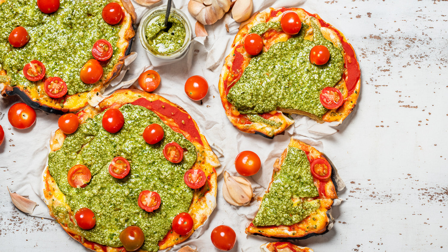 Pizzas de pan de huevo con pesto y tomate cherry